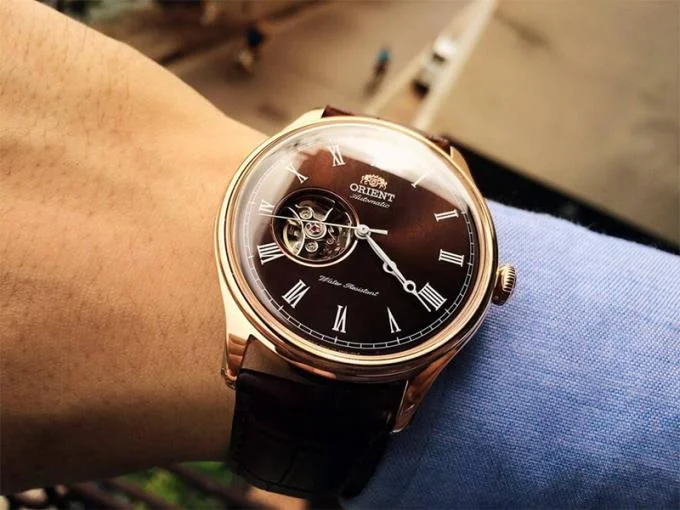 ¿Cómo elegir un reloj de pulsera para el propietario, de qué color es?