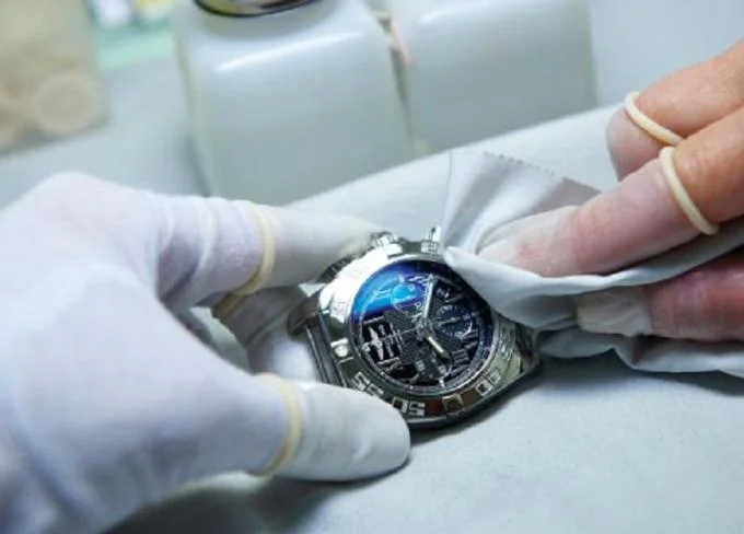 Instrucciones sobre cómo usar y mantener el reloj chapado en oro más duradero