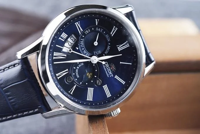 ¿Debería usar un reloj?  ¿Qué color debo usar, de qué tipo?