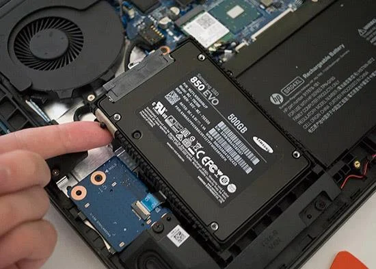 SSD vs eMMC 硬盤比較：哪個更快，該選哪個？