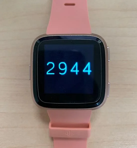 Bir Fitbit Versa saati bir telefona nasıl bağlanır