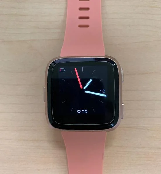 Bir Fitbit Versa saati bir telefona nasıl bağlanır