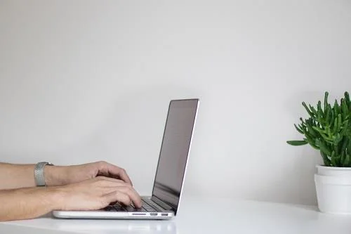 Jak łatwo usunąć pamięć podręczną w Arkuszach Google
