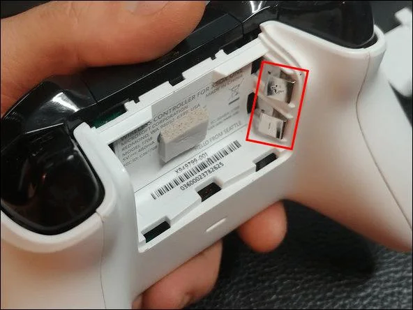 چگونه یک کنترلر Xbox Series X را تعمیر کنیم که سری به چشمک می زند
