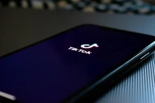 چگونه ویدیوهای TikTok را در رول دوربین خود ذخیره کنیم
