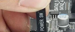 چگونه و کجا به درستی کابل‌ها و سیم‌های کامپیوتر را برای SSD، سوئیچ‌های پنل و موارد دیگر نصب کنیم