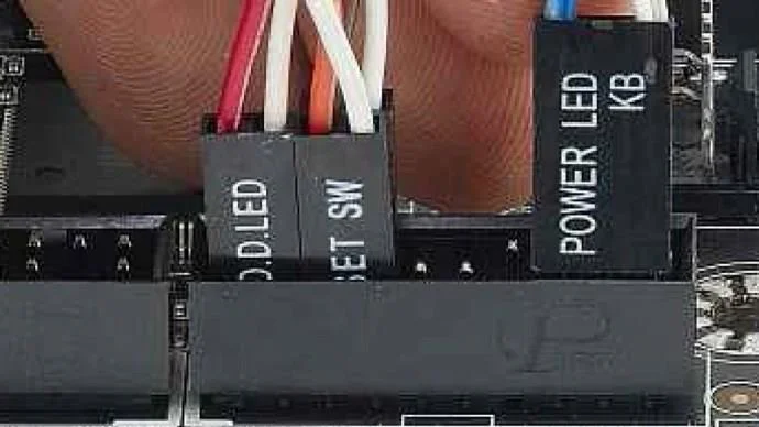 Bagaimana Dan Di Mana Memasang Kabel Dan Kabel PC Dengan Benar Untuk SSD, Sakelar Panel, Dan Banyak Lagi