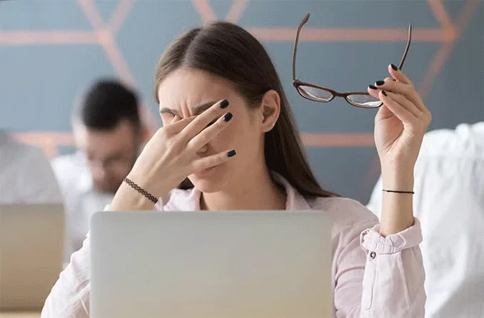 Waarom je de donkere modus niet op je telefoon moet gebruiken?