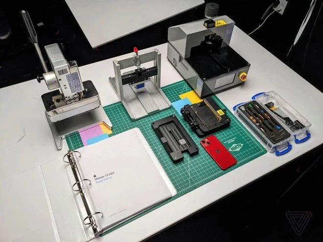 Changez la batterie de votre iPhone à la maison grâce à une boîte à outils dans deux valises de 35 kg d'Apple