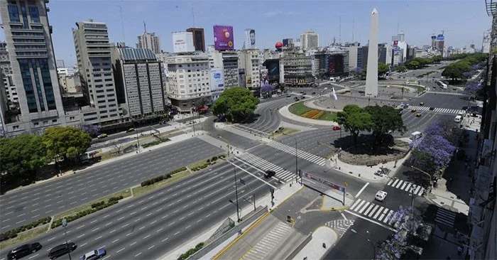 El bulevar más ancho del mundo tiene 16 carriles y tardó medio siglo en completarse.