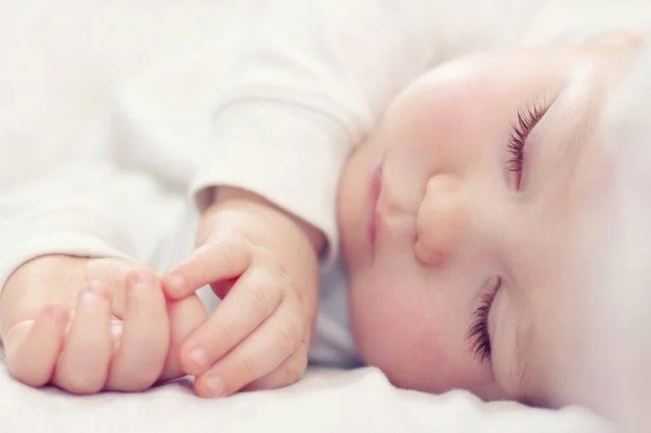 Slaap van een pasgeboren baby: feiten die u misschien nog niet wist