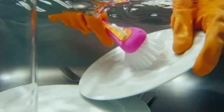 Waarom moet je de afwas niet met de hand doen?