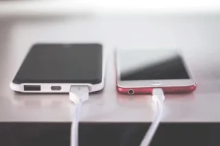 7 manieren om te controleren of de oplader van uw smartphone veilig is om te gebruiken