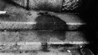 ¿Qué son las sombras de personas y objetos en la acera dejadas por la bomba atómica de Hiroshima?