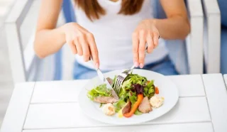 ¿Es mejor comer comidas pequeñas o comidas grandes?