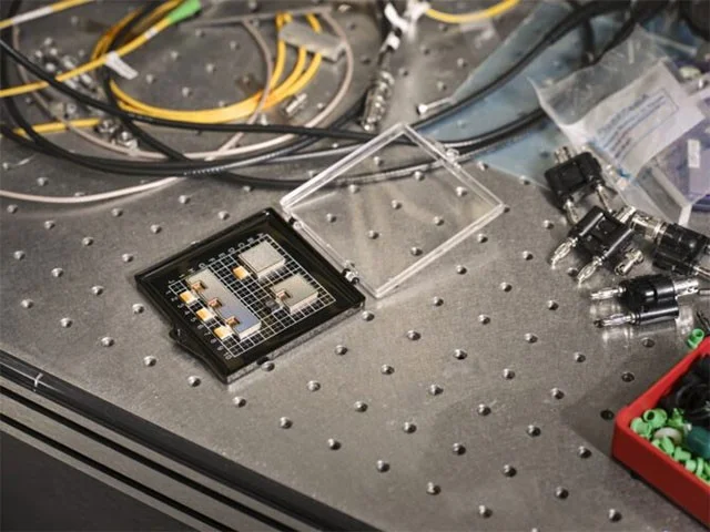 IBM revela tecnologia inovadora de transmissão óptica de dados que permite treinamento de IA na velocidade da luz