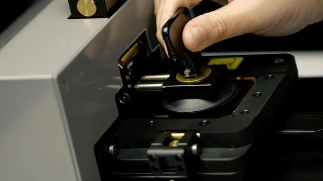 Changez la batterie de votre iPhone à la maison grâce à une boîte à outils dans deux valises de 35 kg d'Apple