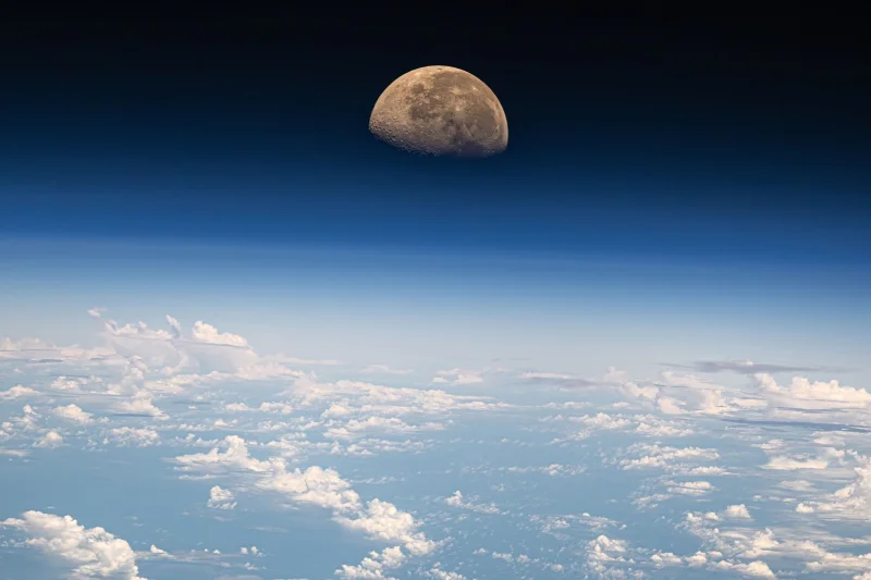 De maan ziet er majestueus uit vanuit het internationale ruimtestation ISS