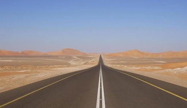 La carretera recta más larga del mundo, de 240 km y sin una sola curva.