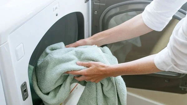 Czym różnią się ubrania suszone naturalnie i ubrania suszone w suszarce?