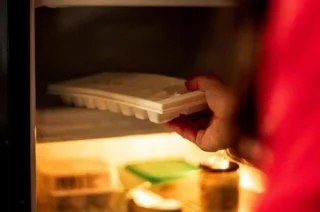 なぜ冷凍庫にはライトがないのに、冷蔵庫にはライトがあるのでしょうか?