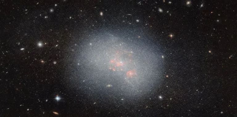 Hubble-telescoop ontdekt twee kleine dwergsterrenstelsels met veel interessante kenmerken