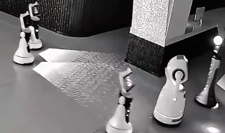 Un pequeño robot atrae a robots grandes para que dejen sus trabajos en una empresa.