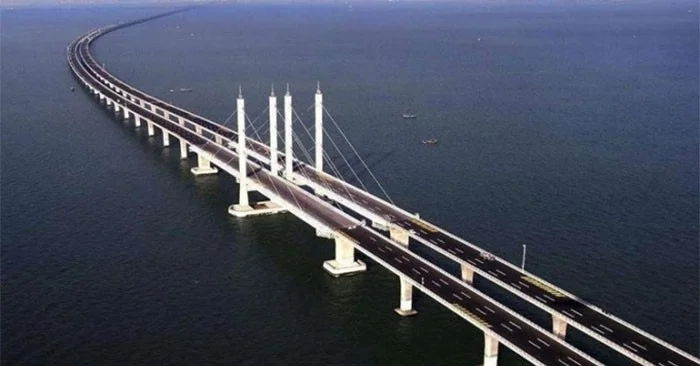 De langste brug ter wereld, met een lengte van 164,8 km De langste brug ter wereld, met een lengte van 164,8 km