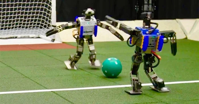 Robots kunnen dribbelen, mensen passen en doelpunten maken Robots kunnen dribbelen, mensen passen en doelpunten maken