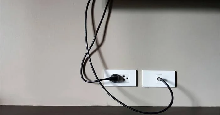 Manieren om elektrische draden en kabels in huis op te ruimen en te verbergen Manieren om elektrische draden en kabels in huis op te ruimen en te verbergen