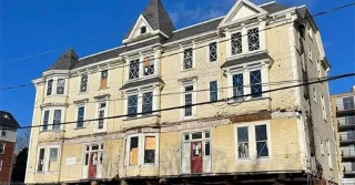 Trasladan un edificio antiguo de 220 toneladas con 700 pastillas de jabón