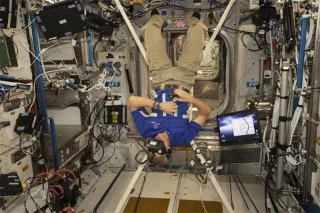 Hoe astronauten gezond en fit blijven in de ruimte