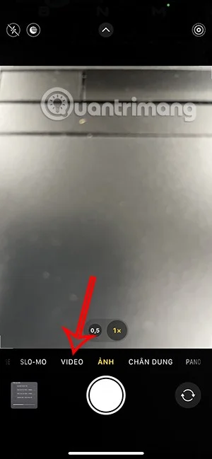 Instrukcje dotyczące nagrywania wideo i jednoczesnego odtwarzania muzyki na iPhonie