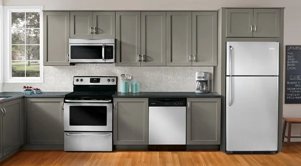 ¿Por qué el refrigerador está caliente por ambos lados? ¿Como solucionarlo?