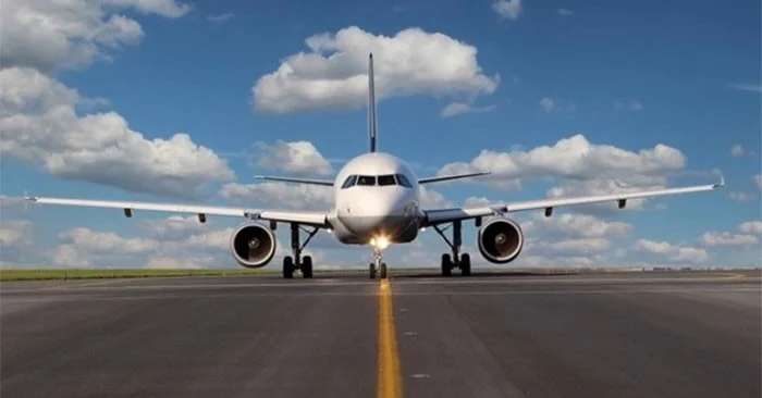What is the speed of the plane running on the runway?