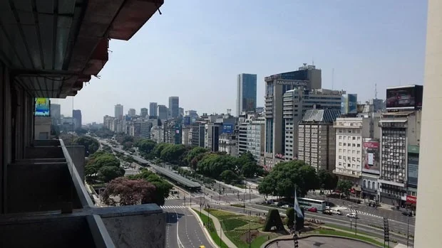 El bulevar más ancho del mundo tiene 16 carriles y tardó medio siglo en completarse.