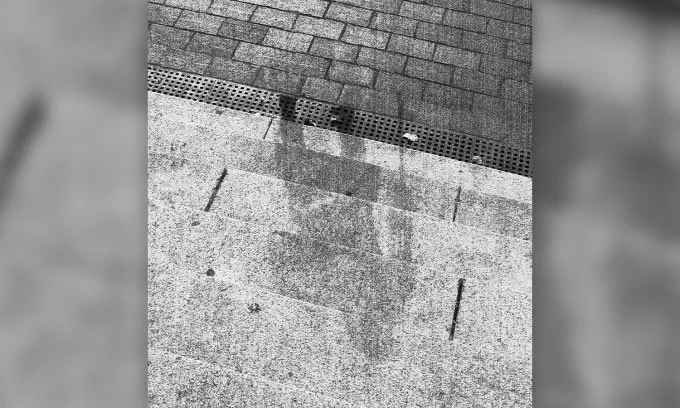 ¿Qué son las sombras de personas y objetos en la acera dejadas por la bomba atómica de Hiroshima?