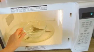 Get rid of microwave and oven cleaning odors with ingredients that cost less than 5,000 VND