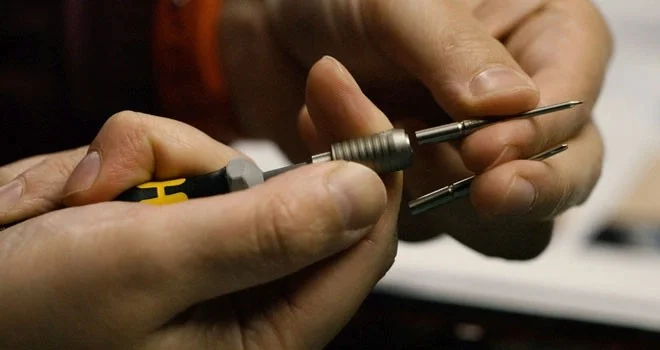 Changez la batterie de votre iPhone à la maison grâce à une boîte à outils dans deux valises de 35 kg d'Apple