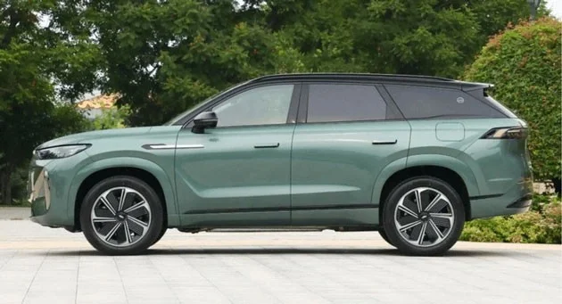 Chinese hybride auto rijdt 2.100 km op slechts één tank benzine