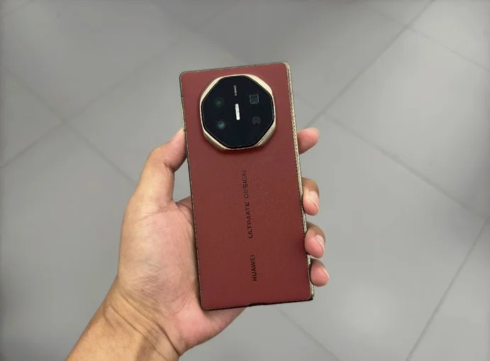 El precio de reparación de pantalla del Huawei Mate XT Ultimate es tan caro como el de un iPhone 16 Pro Max