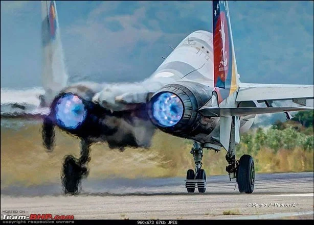 Waarom stoten Amerikaanse straalmotoren rood vuur uit, terwijl Russische motoren blauw vuur uitstoten?