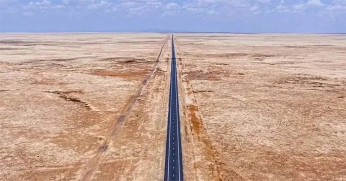 La carretera recta más larga del mundo, de 240 km y sin una sola curva.