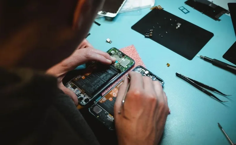 Cómo salvar un teléfono o tableta que se cayó al agua