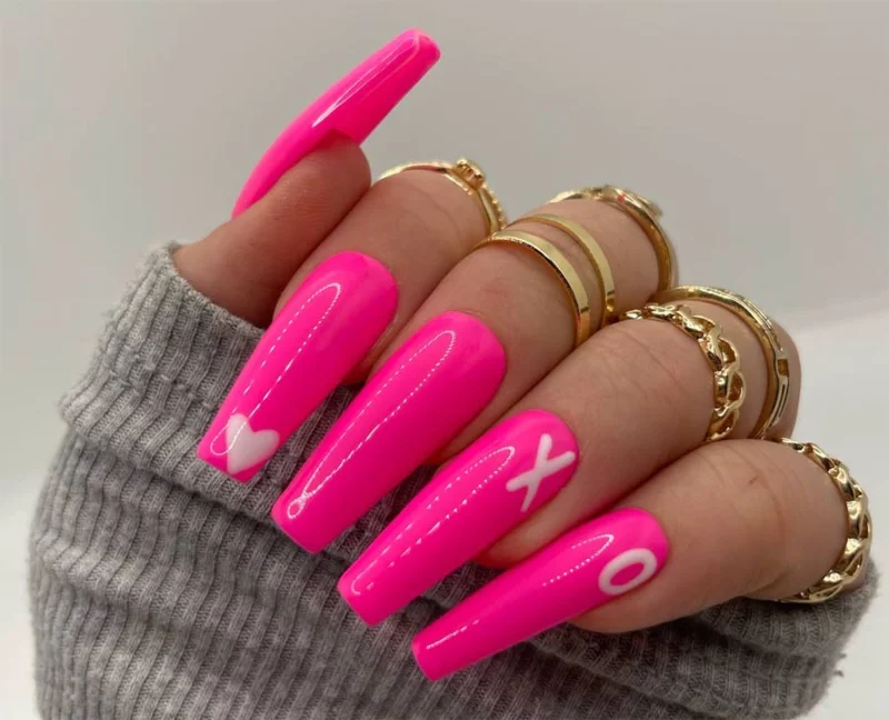 Colección de hermosos diseños de uñas para San Valentín.