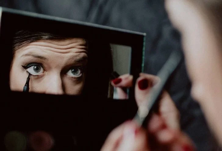 Kesilapan solek yang membuatkan anda kelihatan lebih tua bertahun-tahun