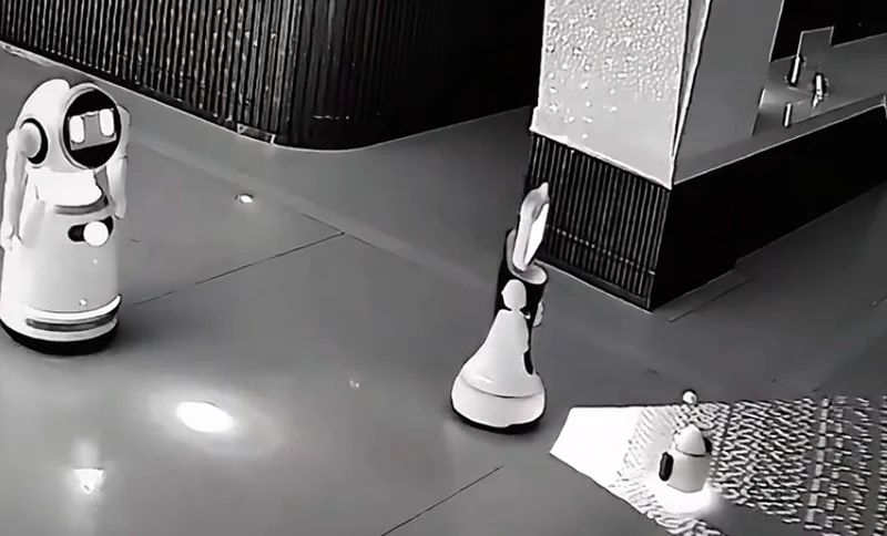 Un pequeño robot atrae a robots grandes para que dejen sus trabajos en una empresa.