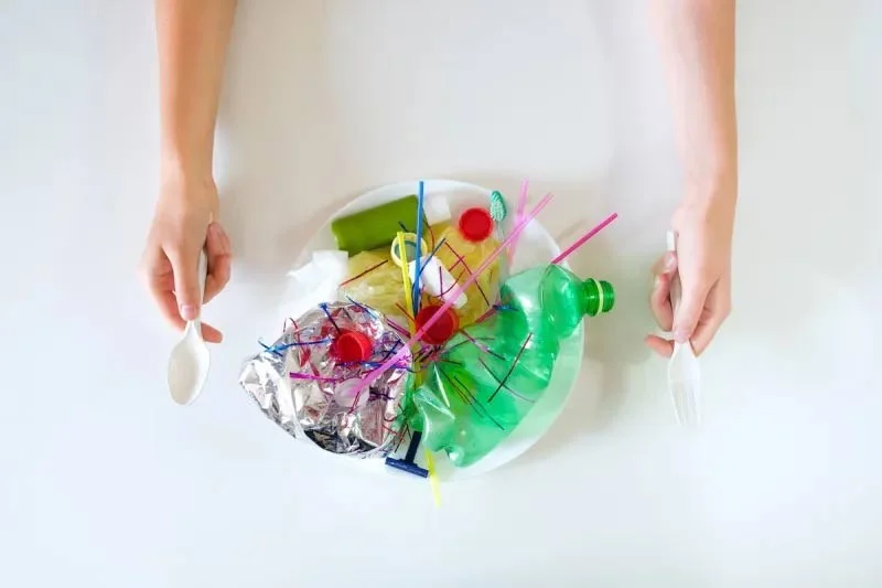 Los microplásticos en los envases de alimentos pueden dañar el corazón y cómo prevenirlo