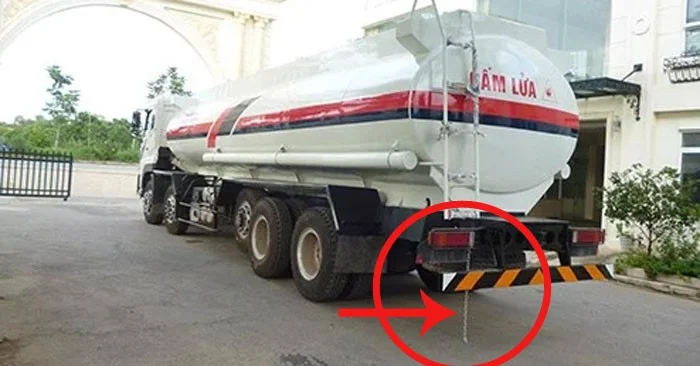 ¿Por qué los petroleros llevan una cadena larga en la parte trasera?