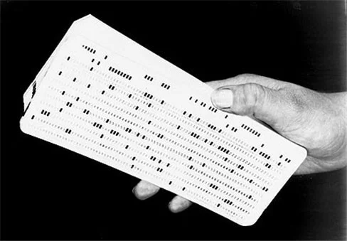 La historia de los discos duros: desde las tarjetas perforadas hasta las SSD
